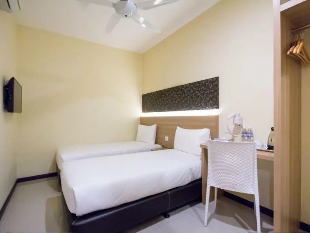 118 Hotel Macalister George Town