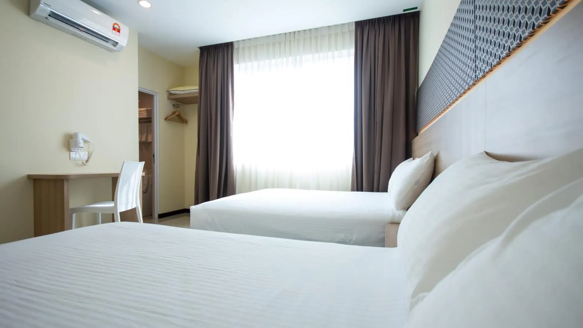 118 Hotel Macalister George Town